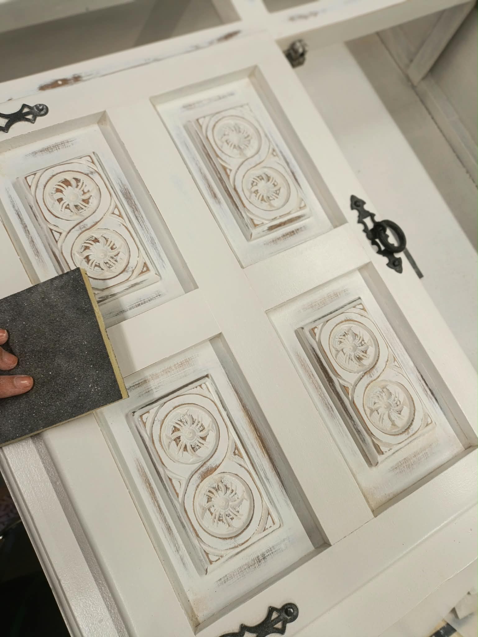 Puerta en proceso de restauración