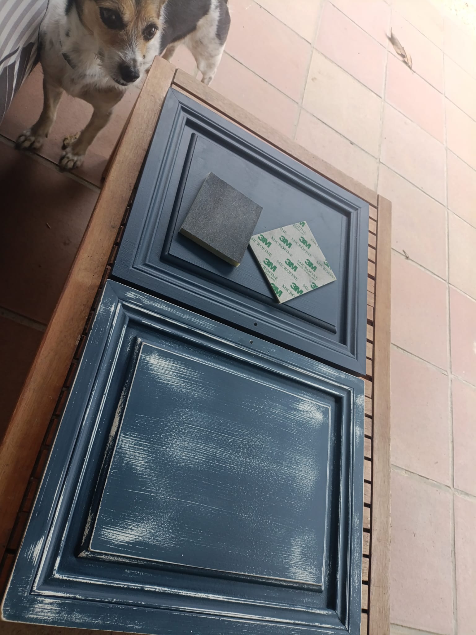 Puerta de mueble pintada y lijada durante la restauración